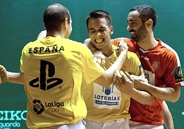 Zabala, abrazado por Ongay y Gorrotxategi, cuando se proclamó campeón del mundo en el frontón de Vall d'Hebron, en Barcelona.