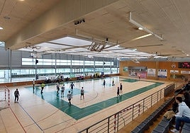 Imagen de la pista central de Hondartza Kiroldegia durante un partido de balonmano.