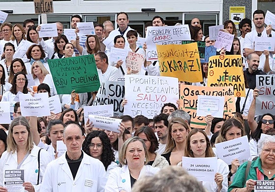 Médicos del Hospital Donostia muestran sus reivindicaciones en la última jornada de huelga.