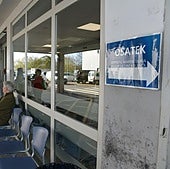 Varias personas aguardan a la entrada de Osatek en el Hospital de Zumarraga.