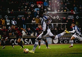 Sadiq ejecuta el penalti