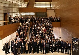Miembros del DIPC, representantes institucionales y asistentes posan en el Kursaal tras la gala.