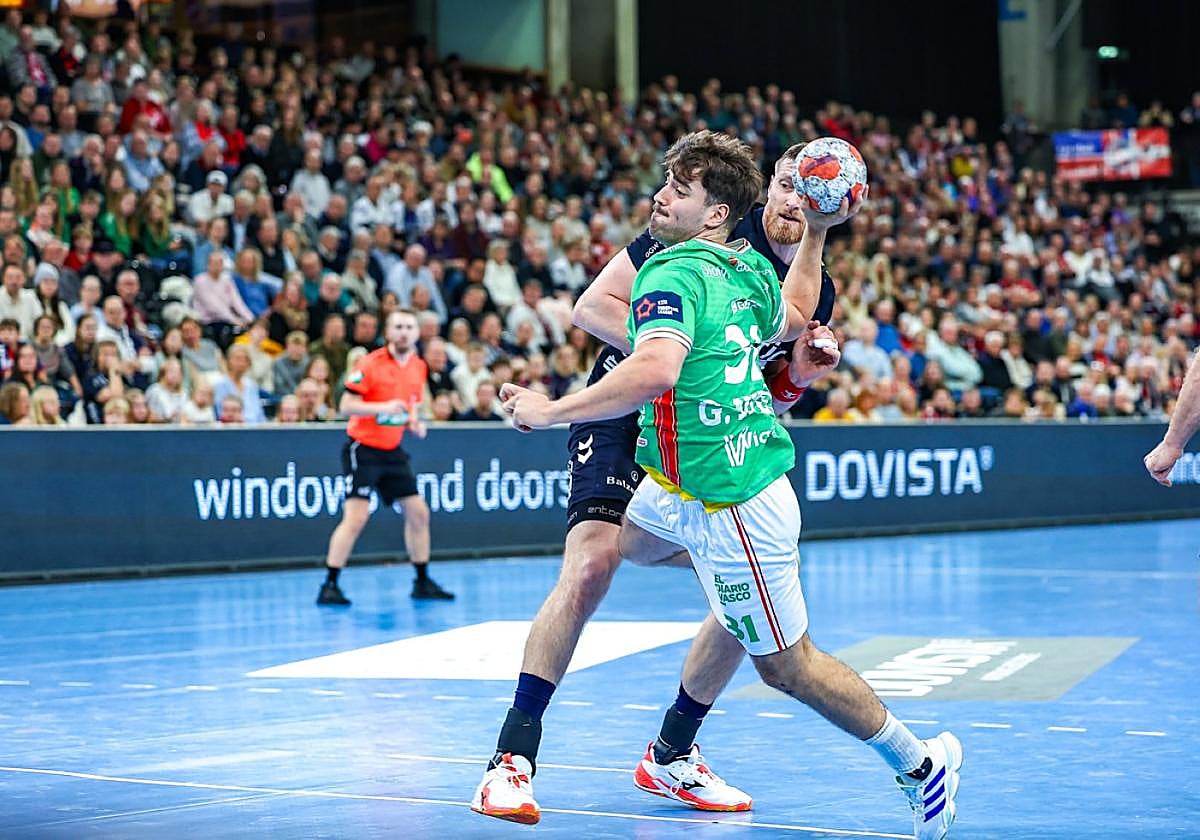 Gorka Nieto dejó cinco goles y varias asistencias en la cancha del Flensburg-Handewitt.