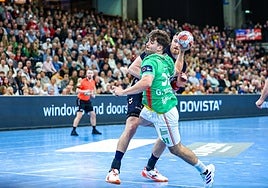 Gorka Nieto dejó cinco goles y varias asistencias en la cancha del Flensburg-Handewitt.