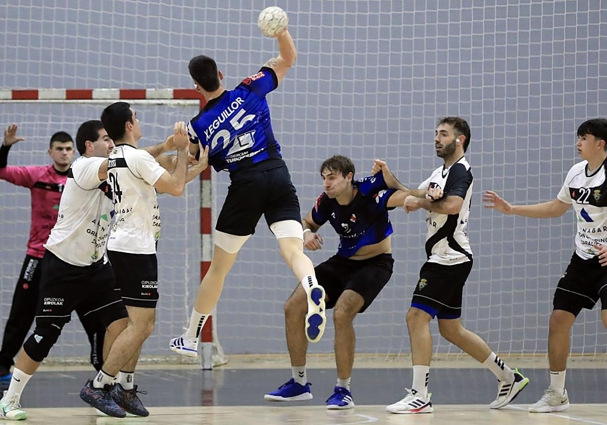 Amenabar Zarautz destaca ofensivamente (máximo goleador de los 6 grupos con 435 tantos) pero también se aplican en defensa.