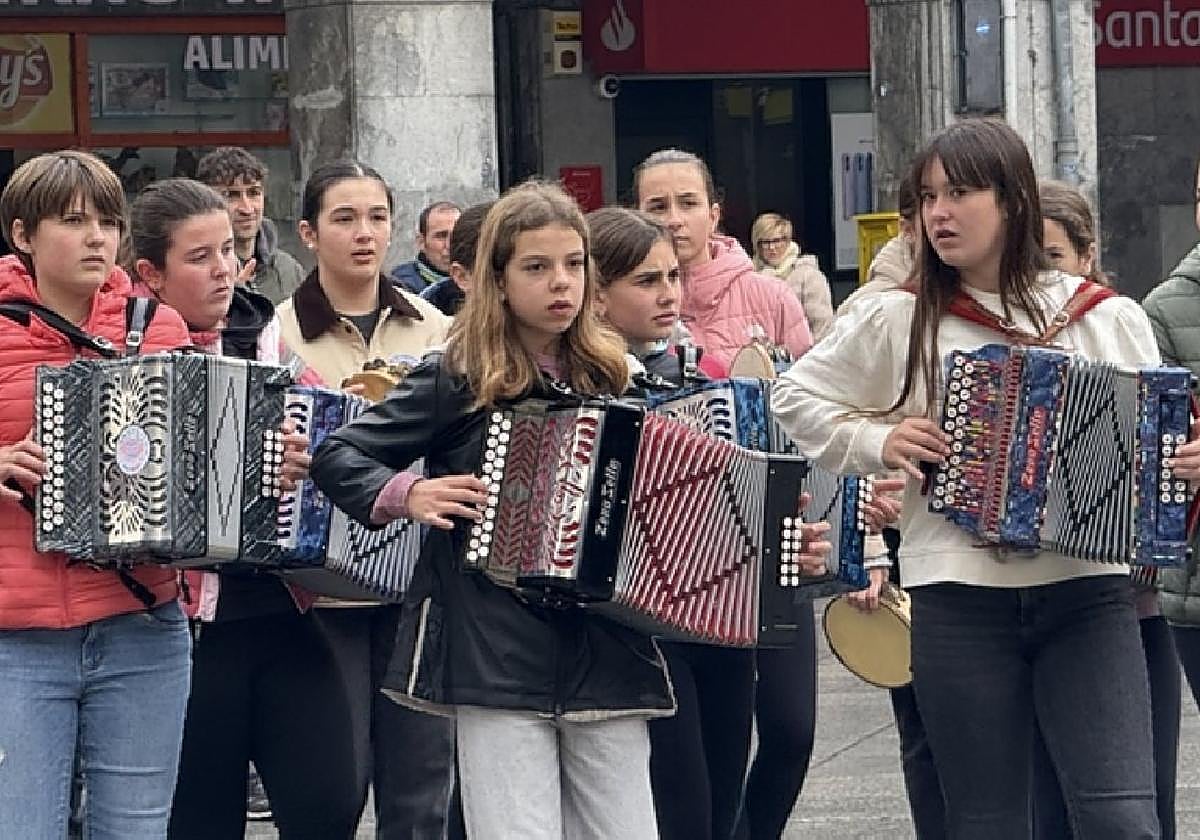 Ehunka lagun bildu zen atzo goizean Azkoitiako plazan euskararen aldeko aldarria egiteko.