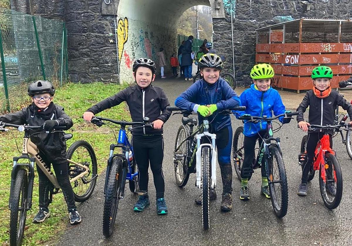 Dorletako Ama Txirrindulari eskolakoek gustora Legorretan