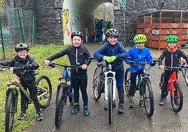 Dorletako Ama Txirrindulari eskolakoek gustora Legorretan