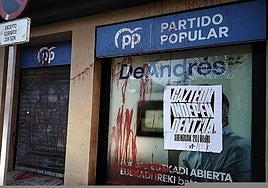 Pintadas y carteles contra la fachada de la sede del PP de Bizkaia, en el centro de Bilbao.