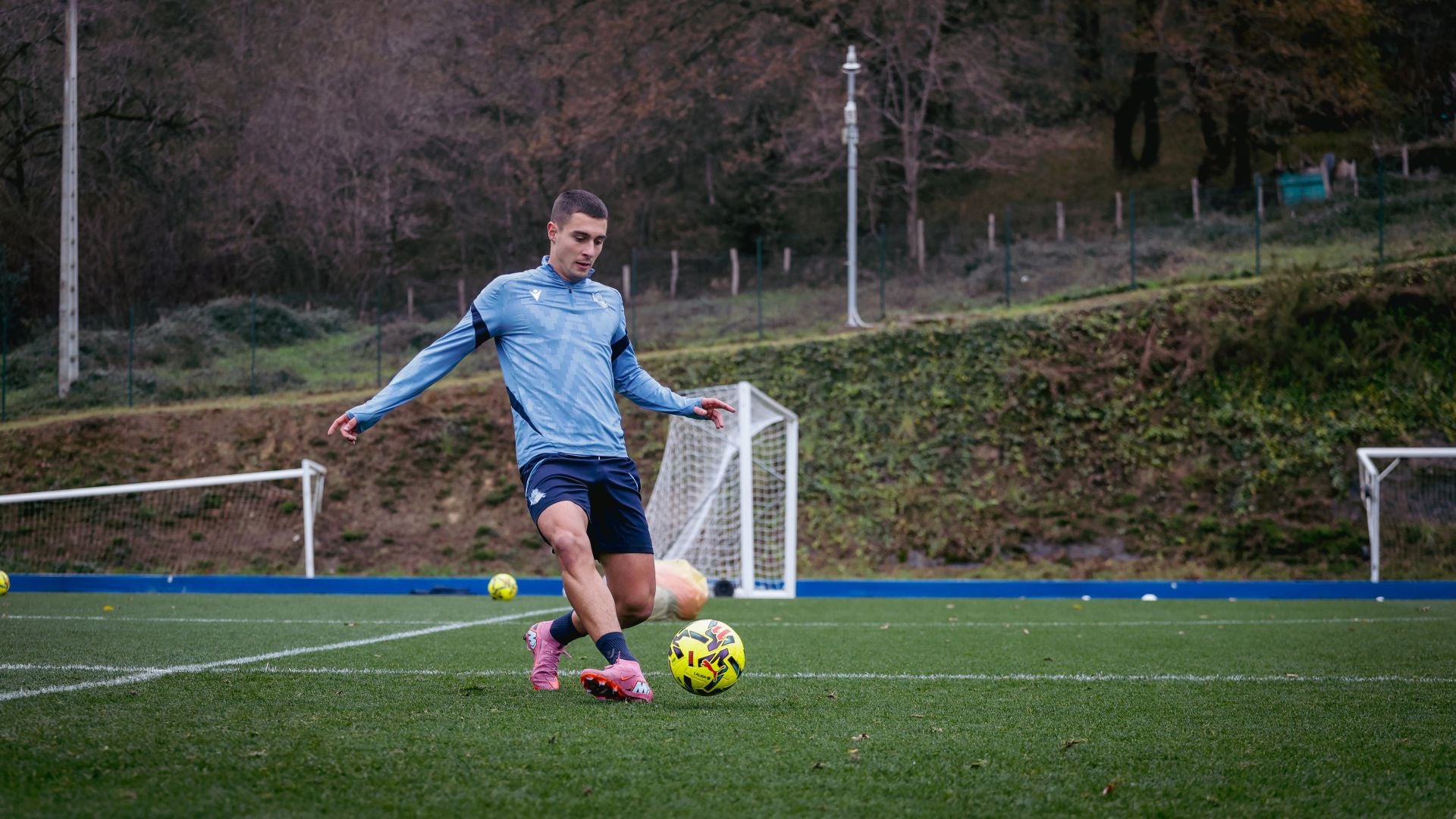 Lluvia y un gol de chilena pensando ya en Mendizorrotza