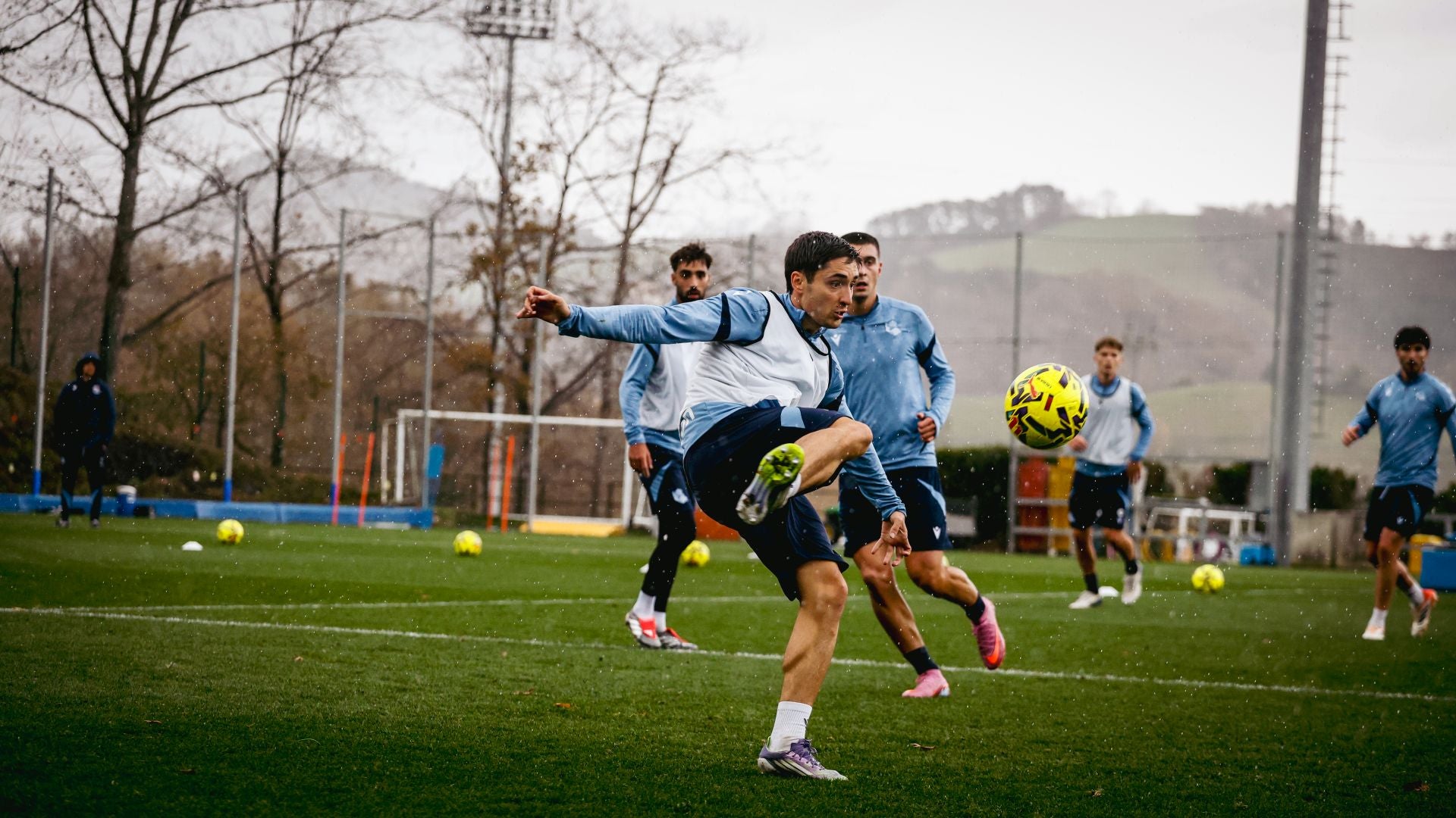 Lluvia y un gol de chilena pensando ya en Mendizorrotza