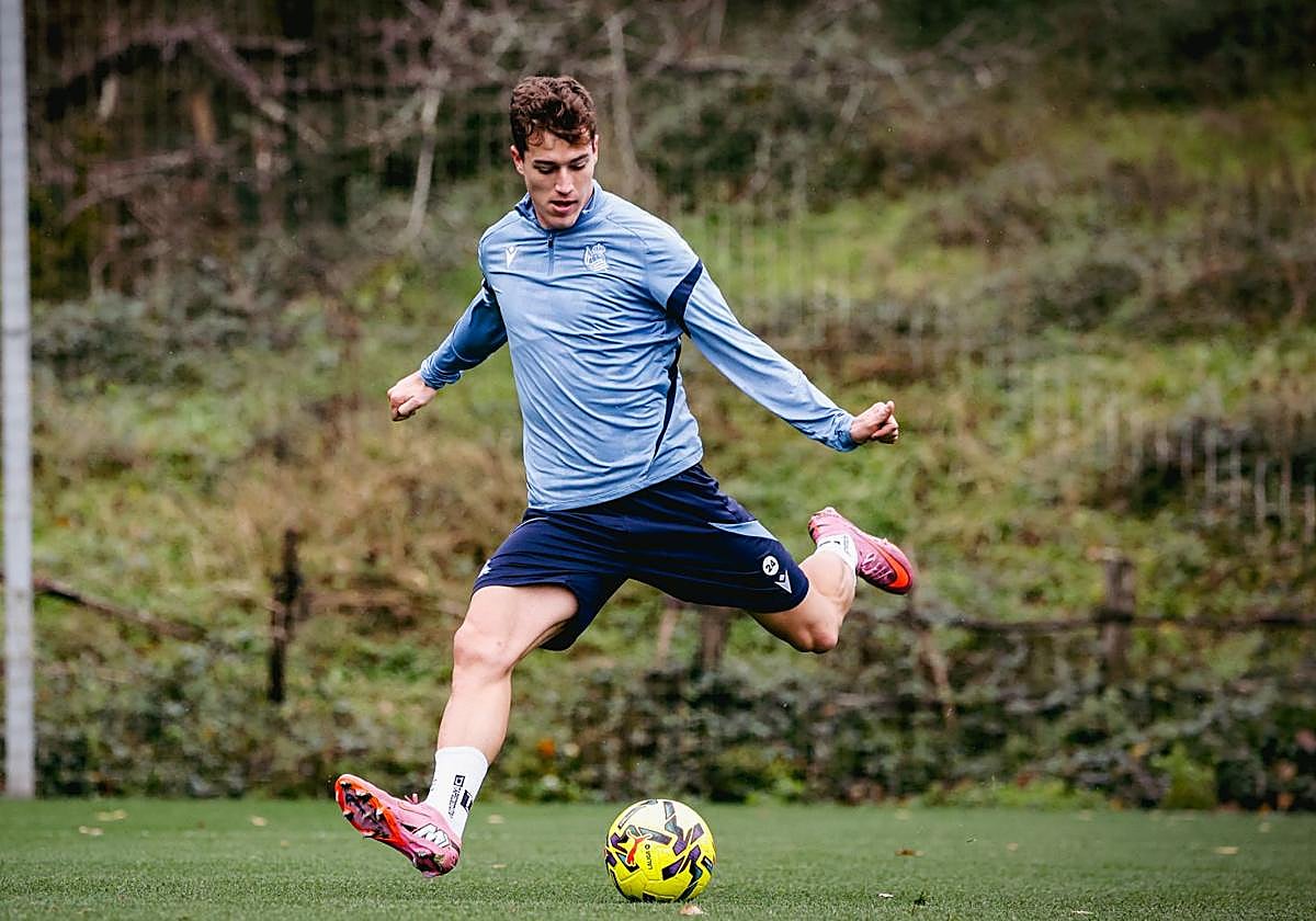 Luka Sucic se dispone a rematar a puerta durante el entrenamiento de ayer celebrado en Zubieta