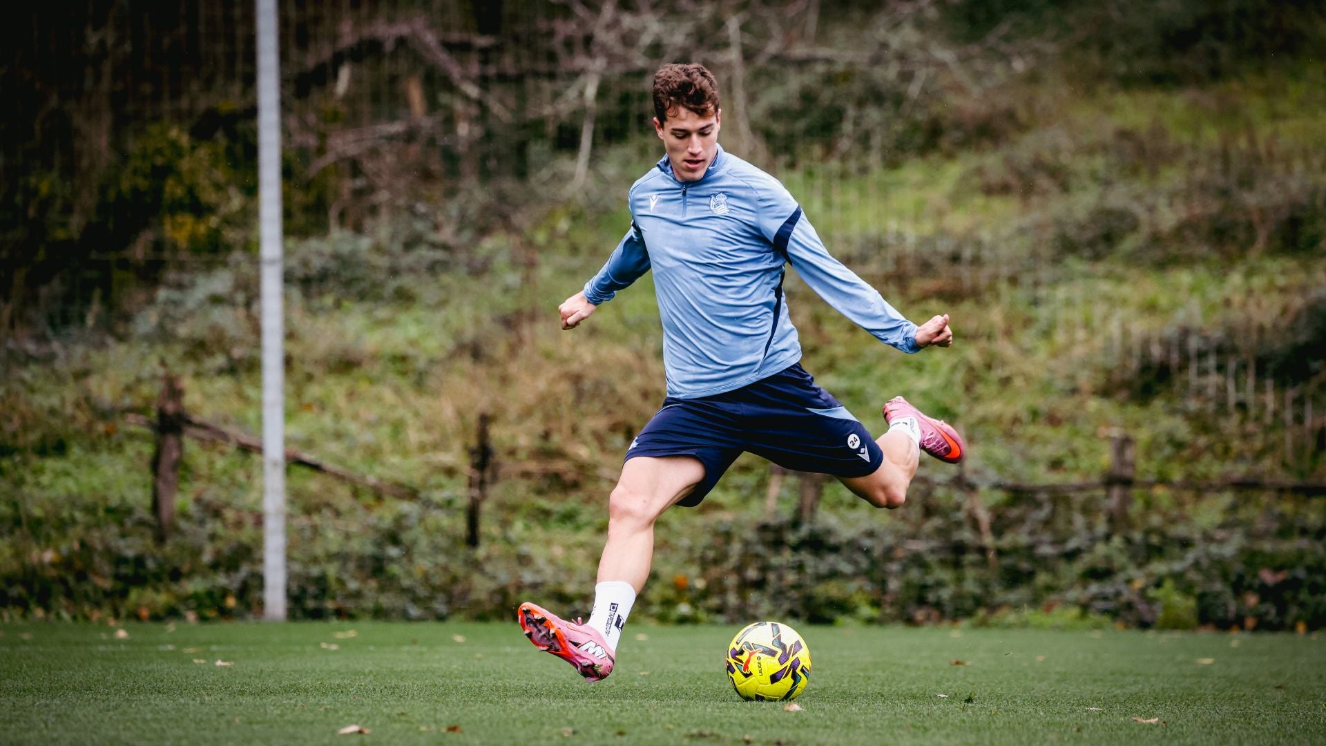 Lluvia y un gol de chilena pensando ya en Mendizorrotza