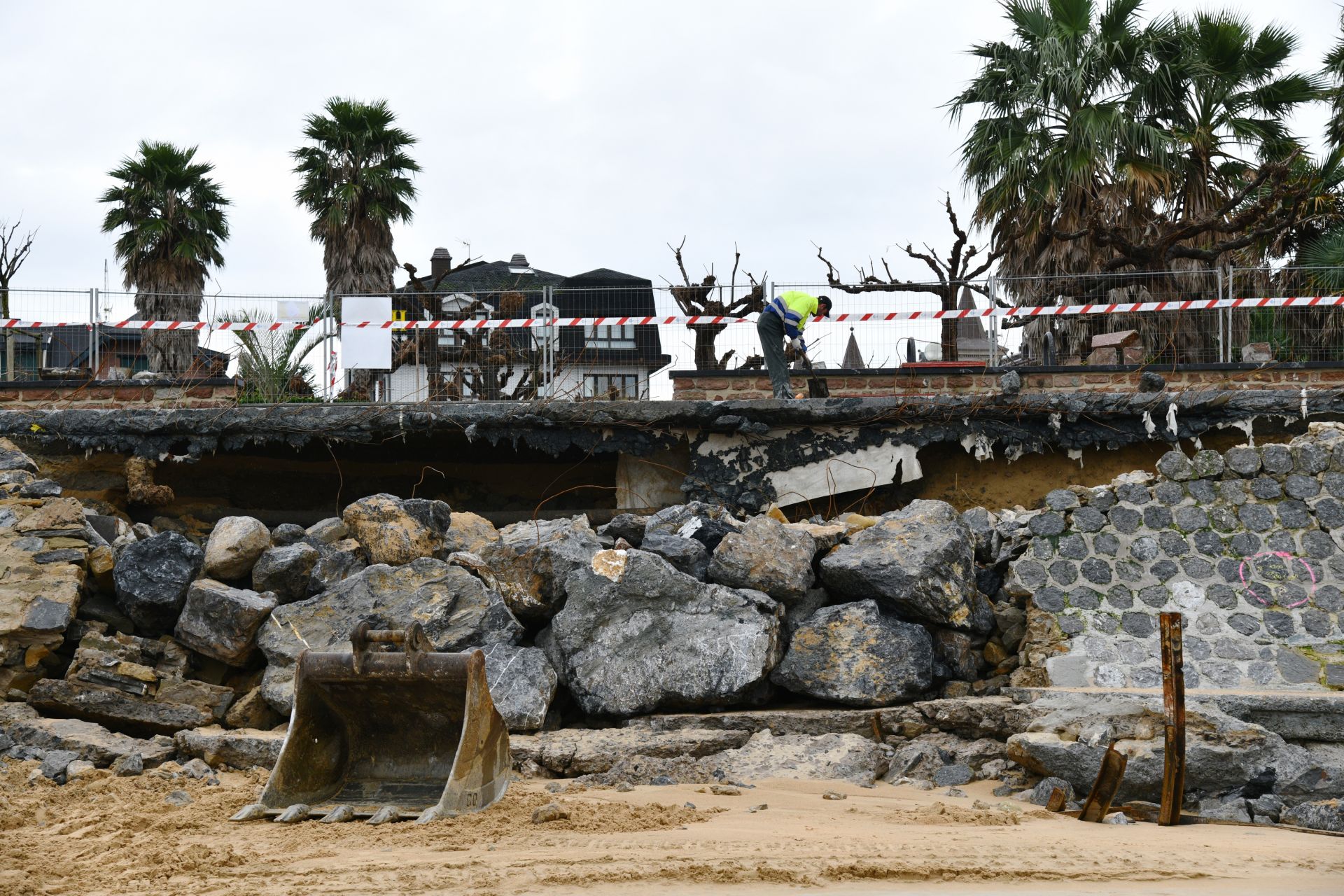 Imagen principal - El temporal abre tres boquetes en el muro de costa que empezaba a ser reparado en Ondarreta