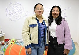 Estefanía Carrasco y María Magdalena en las oficinas de Txiki Txoko.
