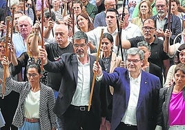 Alcaldes de PNV y Bildu, en una protesta ante el TSJPV en contra de las sentencias sobre el euskera.