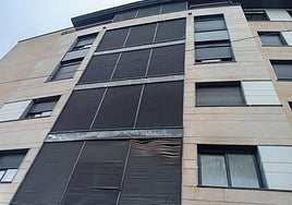 Daños en la fachada del edificio por el incendio provocado por la detenida