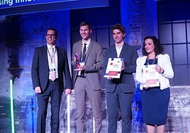 El alcalde de Donostia, Jon Insasuti, entre los representantes de Aalborg (ganadora) y Nicosia.