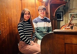 La soprano Alison Fernández y el organista Oier Gastón.