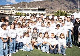 La cantante Rozalén posa junto a algunos niños que signaron uno de sus temas en el concierto.