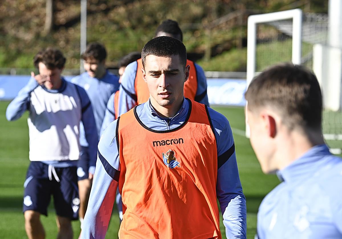 Jon Karrikaburu vuelve a una convocatoria tras más de un mes de baja.