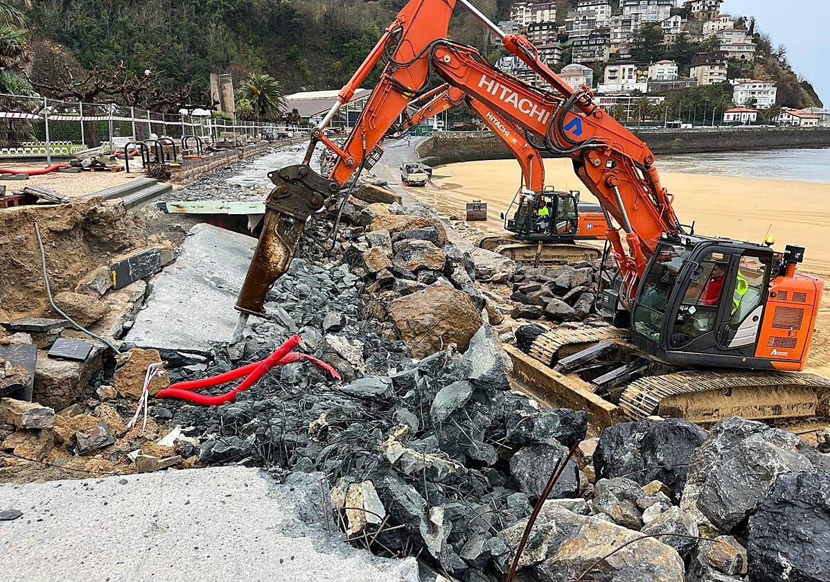 El mar partió en dos el paseo tras romper la solera y llevarse parte del murete que separa la acera y los jardines de Ondarreta.
