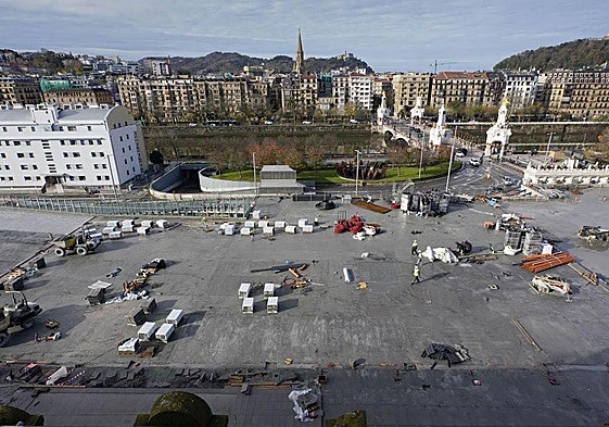 Operarios trabajaban ayer en el recubrimiento de la nueva plaza elevada frente a Tabakalera.