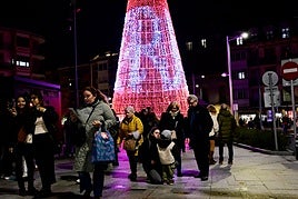 Muchas familias disfrutaron del espectáculo de iluminación y sonido que este viernes se estrenó en el árbol de Genaro Etxeandia.
