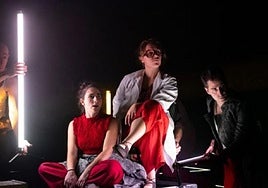 El elenco de actores de 'Nor naizen baneki' se subirá esta tarde al escenario de Bastero de Andoain.