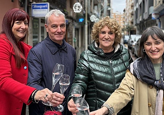 Las directivas de Laurak Bat, Ana Etxabe, Mari Carmen Mogilnicki y Eider Mohedano brindan con el concejal Mikel García Peñil por la Navidad.