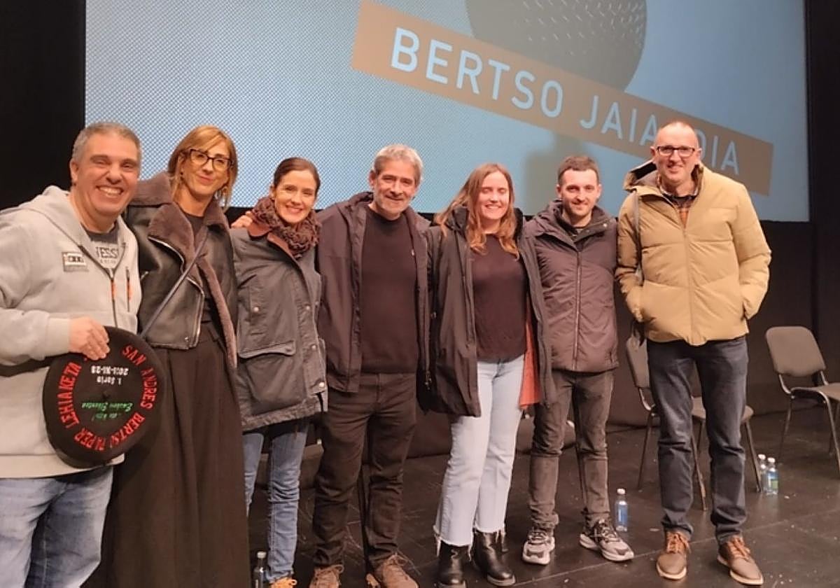 Legorburu posa sonriente con la txapela.