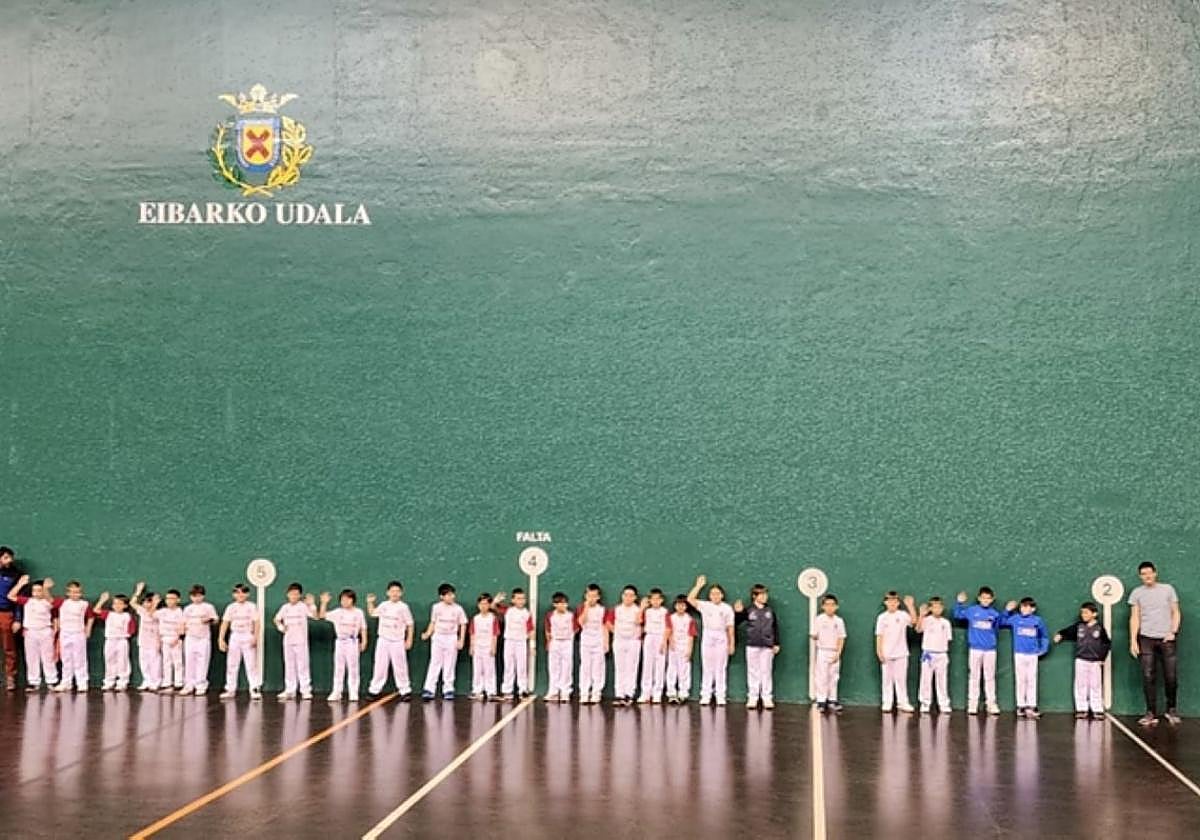 Los canteranos de la Pilota Eskola del Club Deportivo Eibar.