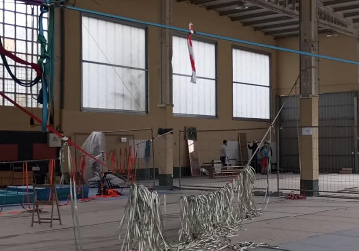 El PSE-EE advierte del mal estado que presenta el interior del Ferial y reclama una intervención urgente.