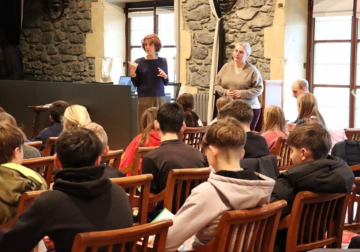 Joana Mendiburu Garayar alkatea ikasleen aurrean hitz egiten.