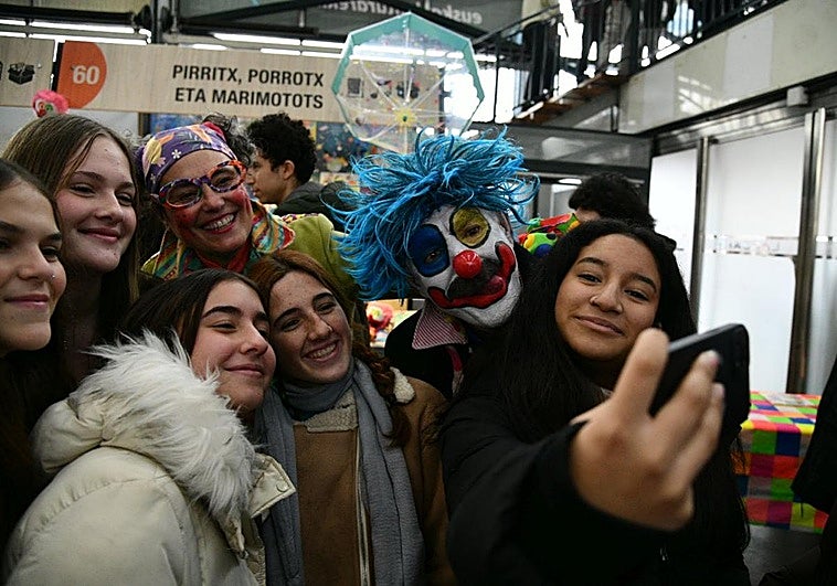 Gazteek Landako Gunea bete dute ateak ireki eta berehala.