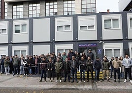Imagen de la concentración celebrada a las dos y media de la tarde ante la comisaría de la Ertzaintza en Ondarreta, en el barrio donostiarra de El Antiguo.