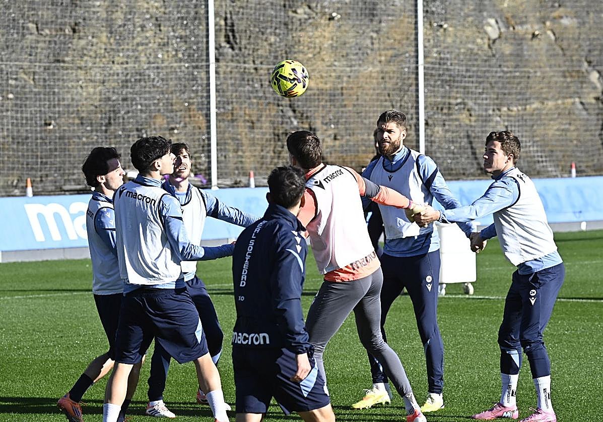 Caleta-Car, junto a Sucic y otros jugadores en un ejercicio de calentamiento del viernes en el José Luis Orbegozo de Zubieta