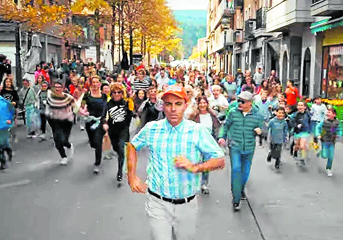 Errasti da vida a Forrest Gump, que corre por Aretxabaleta a favor del comercio local.
