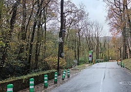 Uno de los accesos a la urbanización del golf.