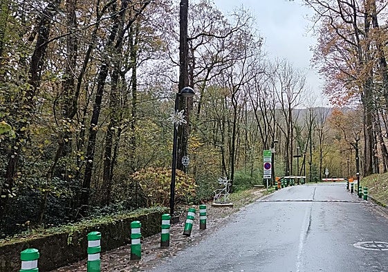 Uno de los accesos a la urbanización del golf.