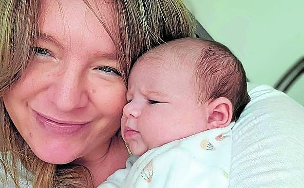 Laura Roux con su hija, a quien tuvo como madre soltera.