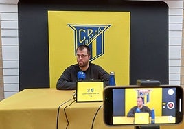 Alex Mozas, en la rueda de prensa que ha ofrecido esta mañana en Artaleku.