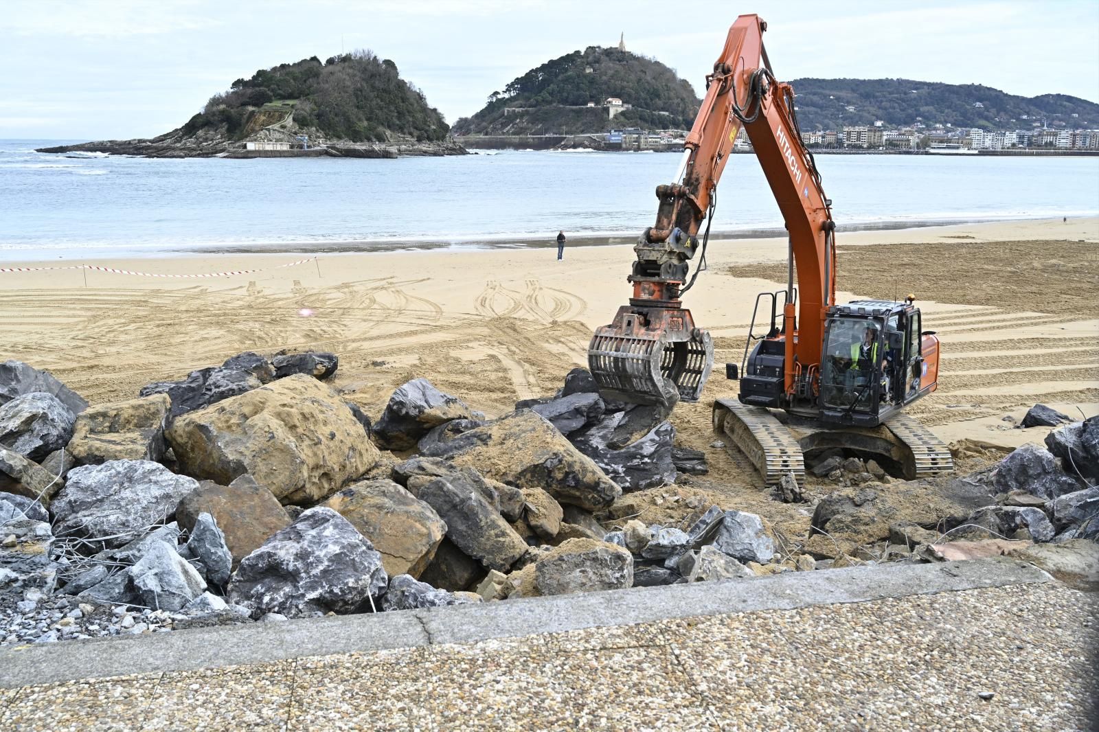 Las mareas vivas reabren los boquetes del muro de costa en Ondarreta