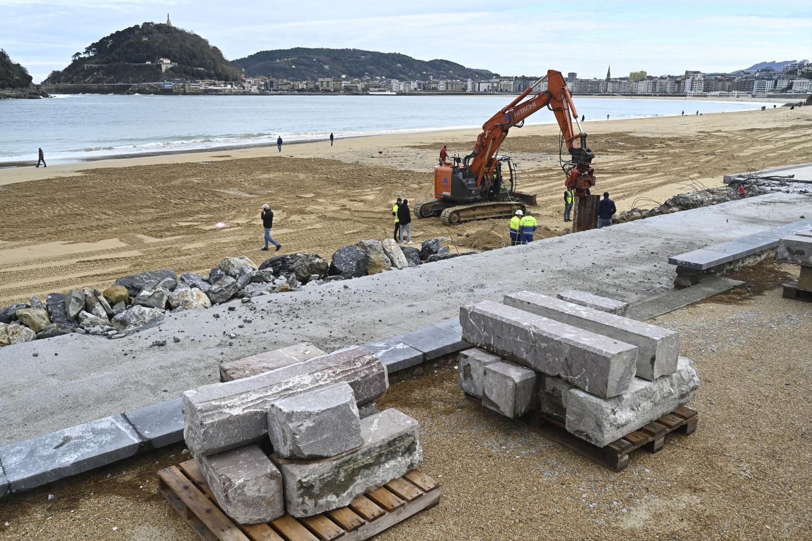Las mareas vivas reabren los boquetes del muro de costa en Ondarreta