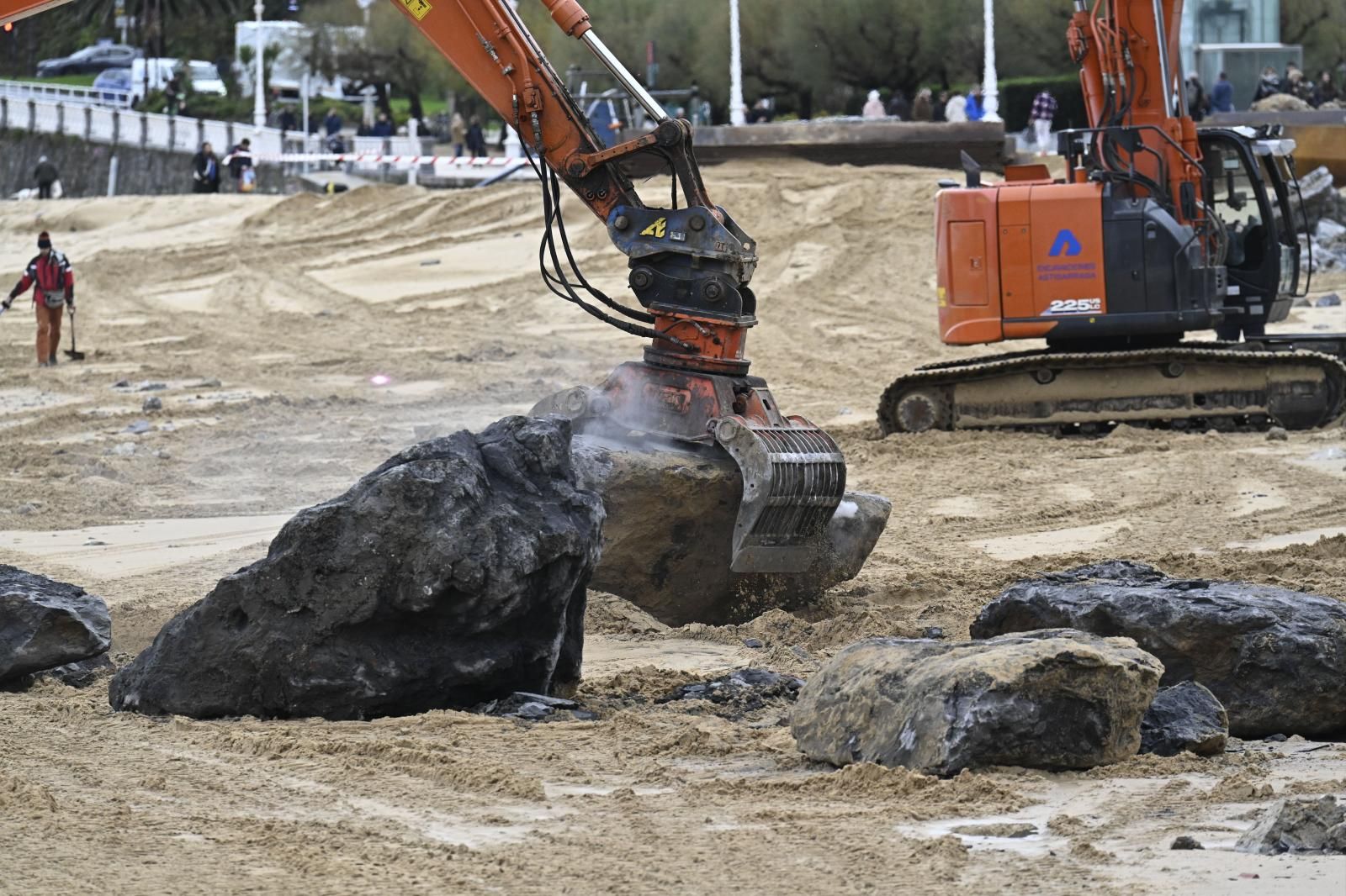 Las mareas vivas reabren los boquetes del muro de costa en Ondarreta