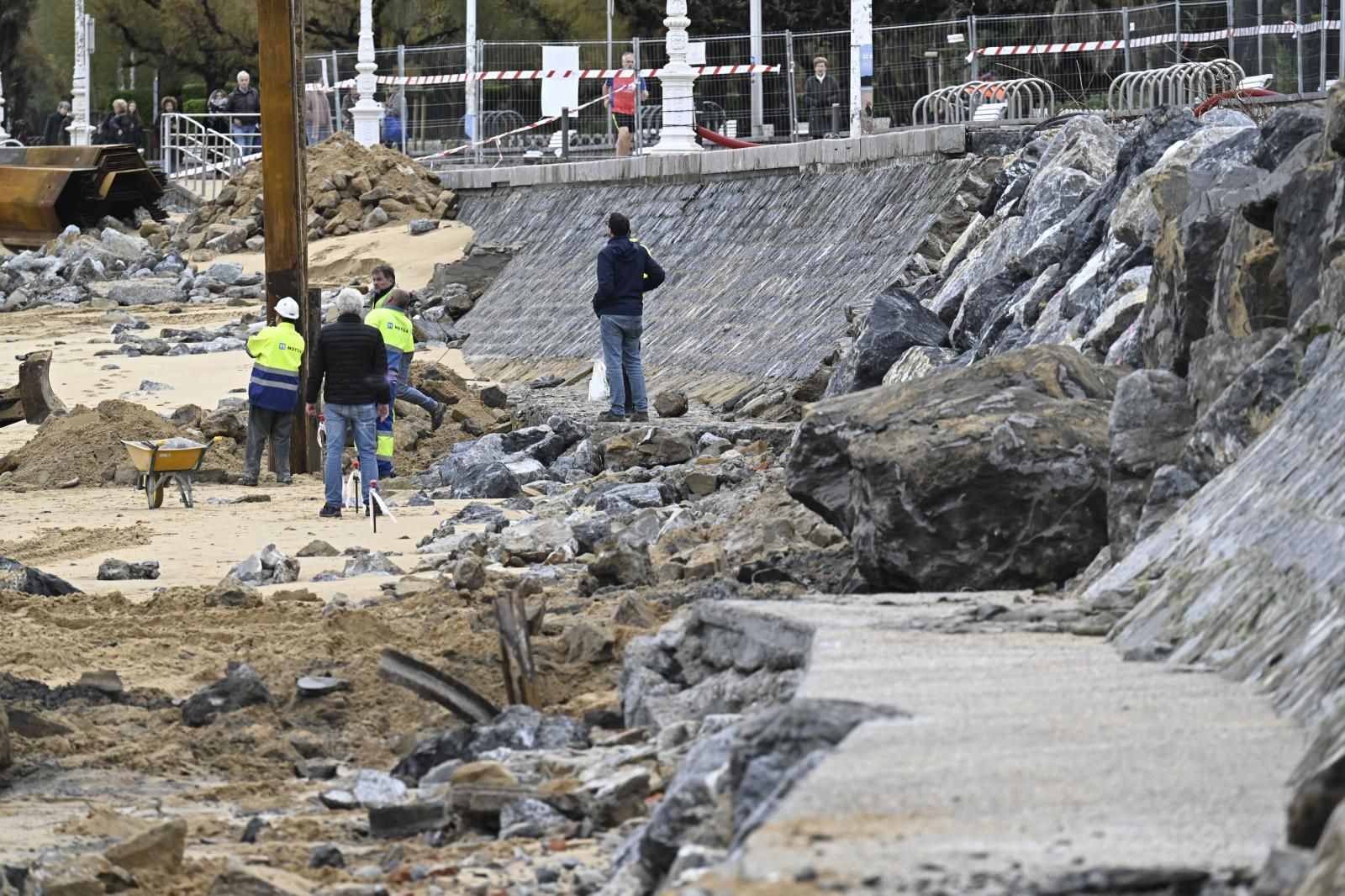 Las mareas vivas reabren los boquetes del muro de costa en Ondarreta