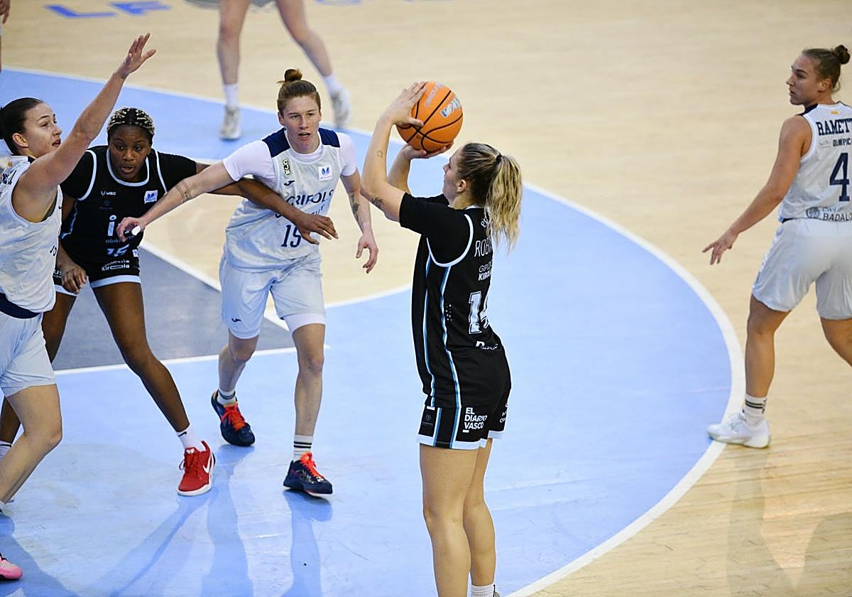 Paige Robinson lanza de tres ante el Joventut.