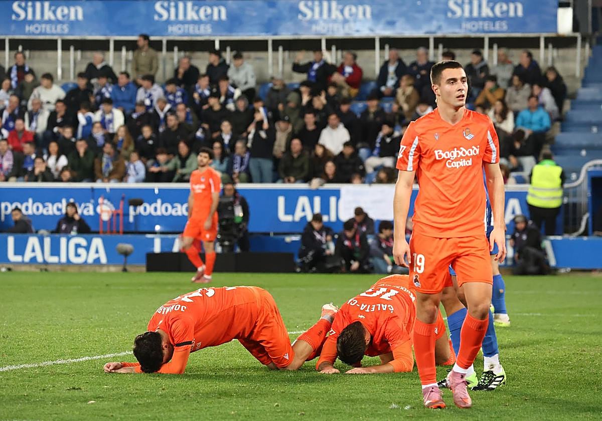 Karrikaburu, Jon Martín y Caleta-Car se lamentan tras una oportunidad desperdiciada.