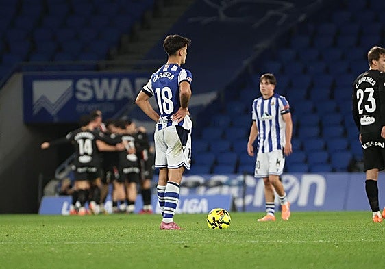 Carrera se dispone a sacar de centro tras el gol del Sporting.