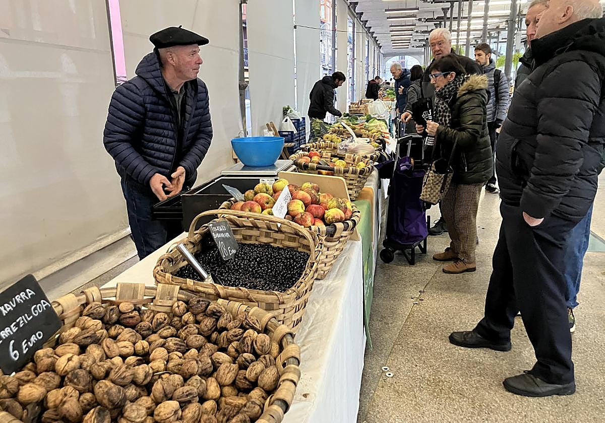 Mesa de Aizpuru repleta de fruta y alubias.